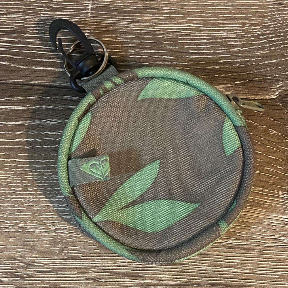 Roxy Green and Gray Leaf Pattern Round Clip On Pouch Key & Card Holder